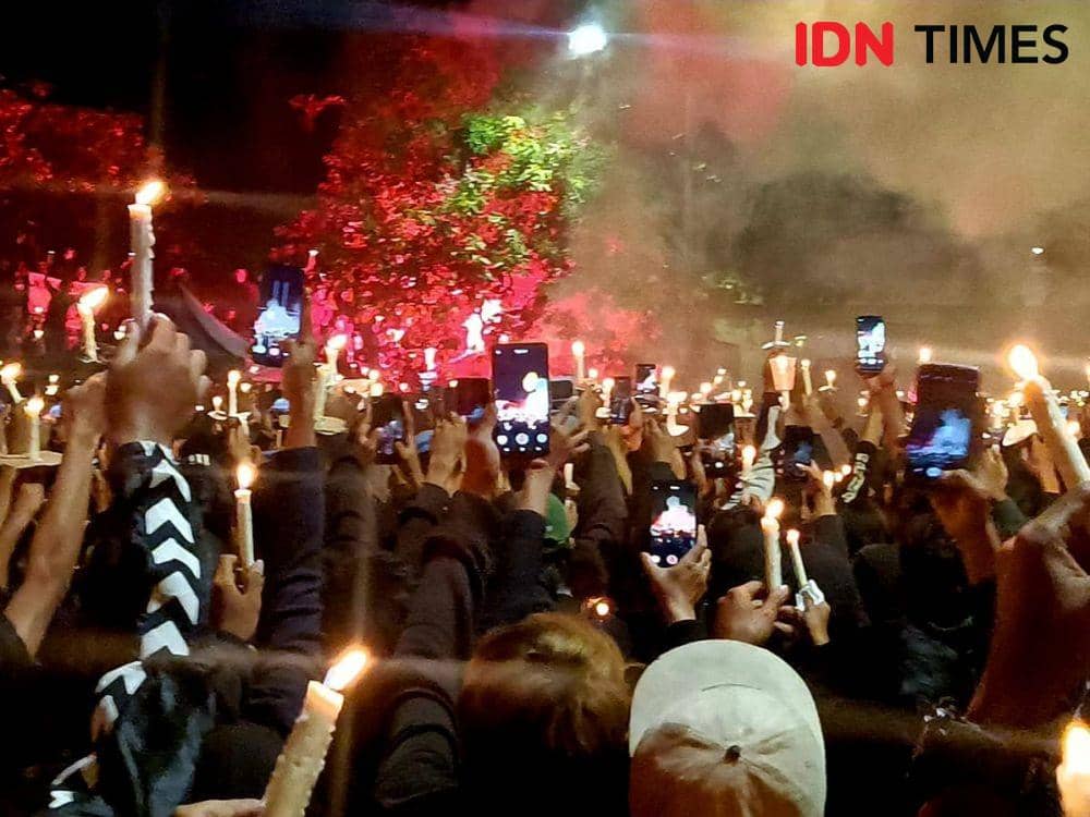 Aksi Bonek gelar doa bersama untuk Aremania di kawasan Tugu Pahlawan Surabaya, Senin (3/10/2022) malam. IDN Times/Ardiansyah Fajar.