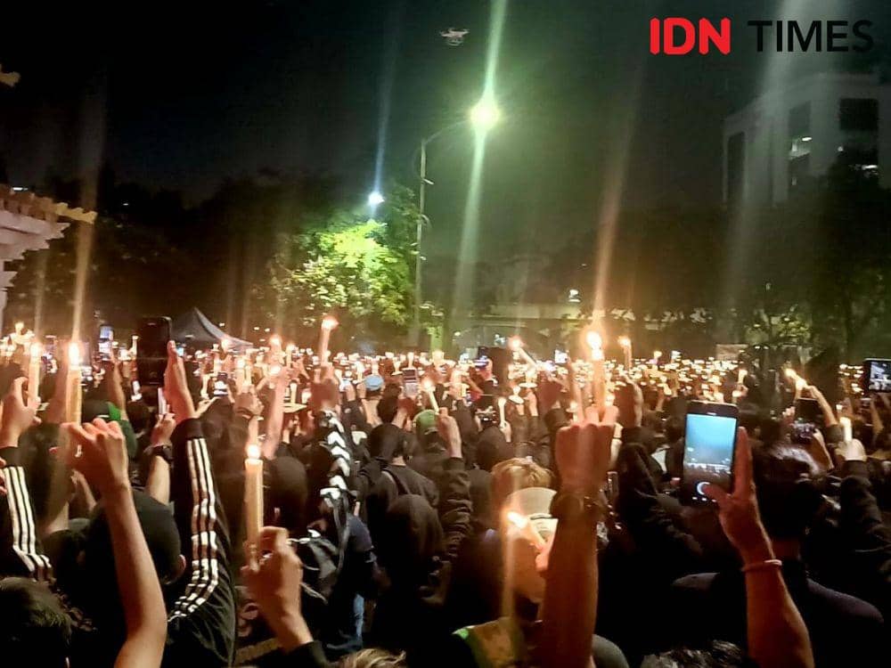 Aksi Bonek gelar doa bersama untuk Aremania di kawasan Tugu Pahlawan Surabaya, Senin (3/10/2022) malam. IDN Times/Ardiansyah Fajar.