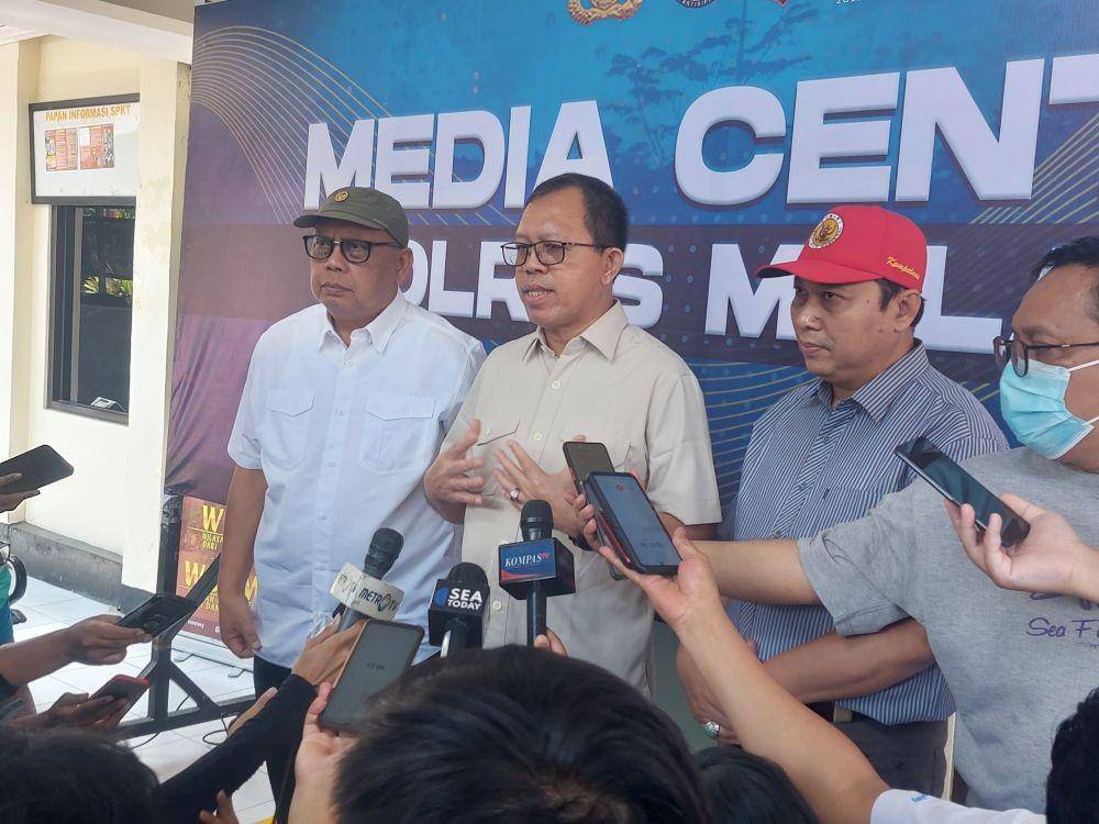 Komisioner Kompolnas, Albertus Wahyurudhanto (tengah) saat memberikan keterangan di Polres Malang. IDN Times/Alfi Ramadana