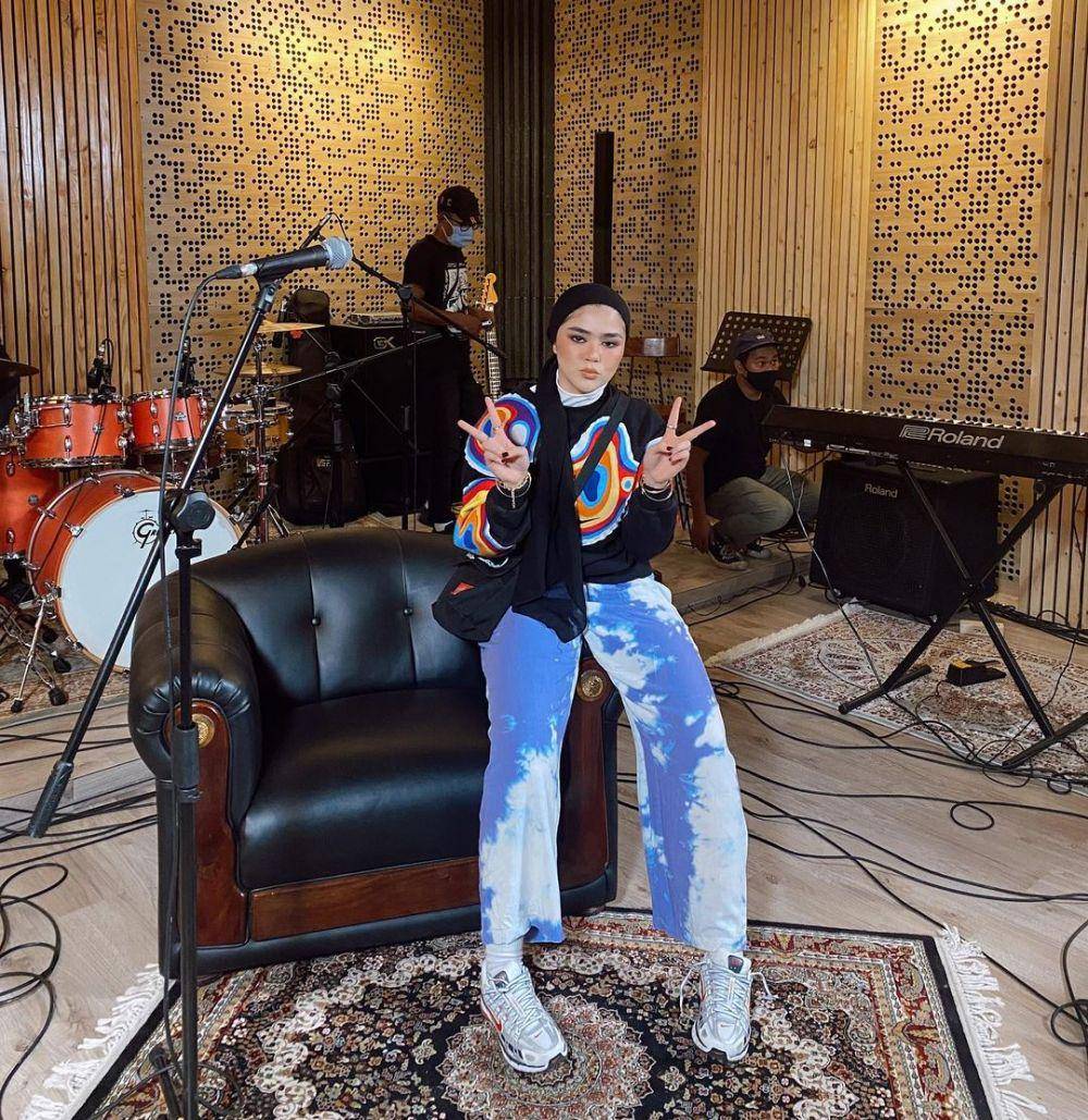 Grunge style ala Sivia Azizah (instagram.com/siviazizah)