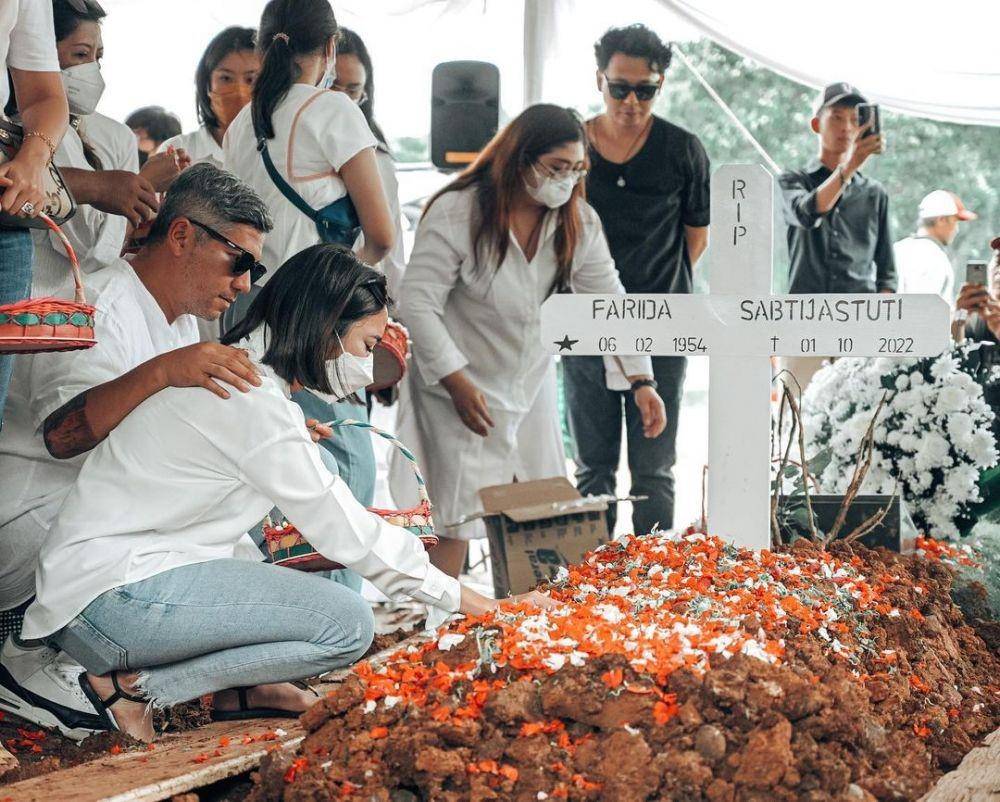 potret Gisella Anastasia di pemakaman ibu Gading Marten (instagram.com/gisel_la)