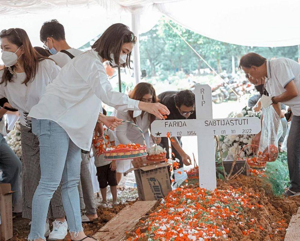 potret Gisella Anastasia di pemakaman ibu Gading Marten (instagram.com/gisel_la)