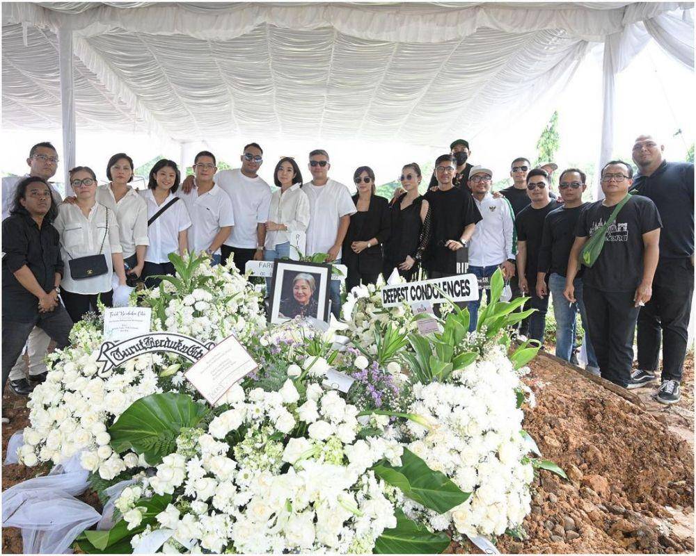 potret Gisella Anastasia di pemakaman ibu Gading Marten (instagram.com/gadiiing)