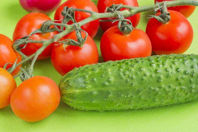 ilustrasi tomat dan mentimun (vecteezy.com/ikvyatkovskaya563992)