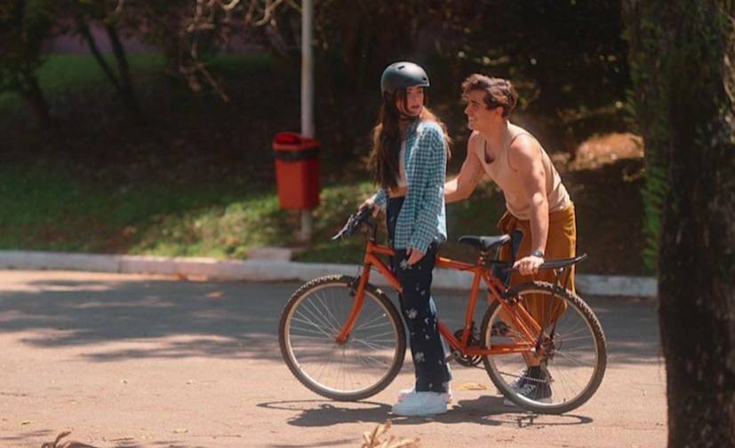 Giulia Be dan Henrique Zaga di cuplikan film Beyond the Universe (instagram.com/netflixbrasil)