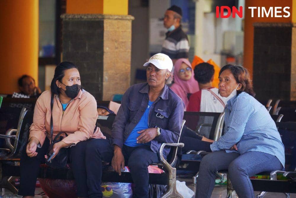 Suasana RSUD Saiful Anwar, Malang pasca tragedi kerusuhan Kanjuruhan pada Senin (4/10/2022). (IDN Times/Gilang Pandutanaya)