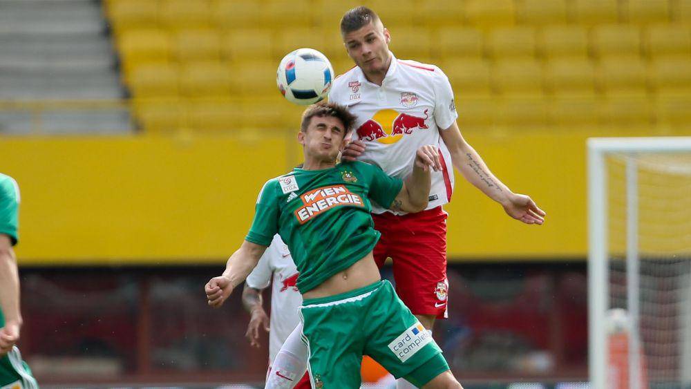 Duje Caleta-Car melakukan duel udara. (twitter.com/redbullsalzburg)