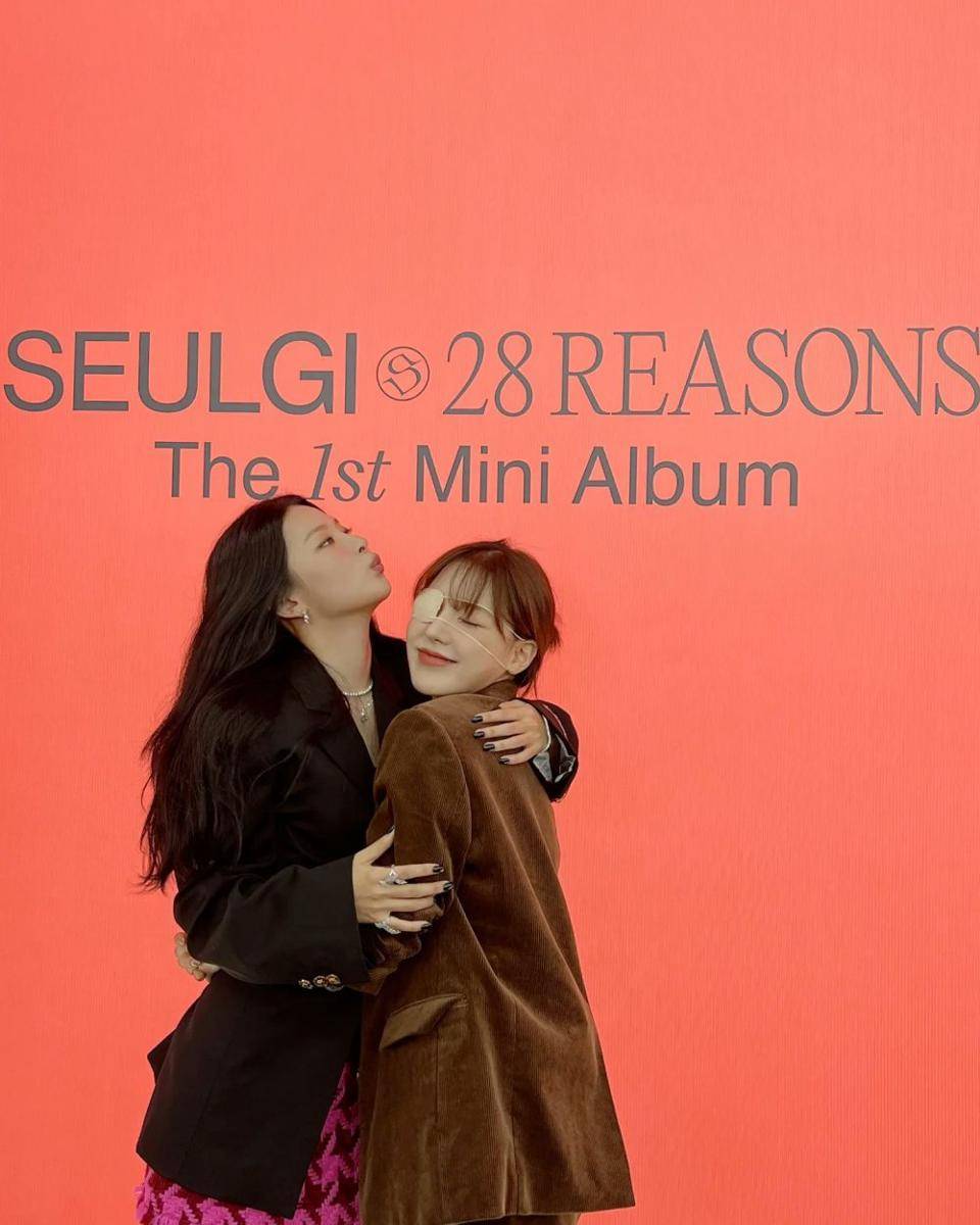 potret Seulgi dan Wendy Red Velvet untuk press conference "28 Reasons" (twitter.com/RVsmtown)