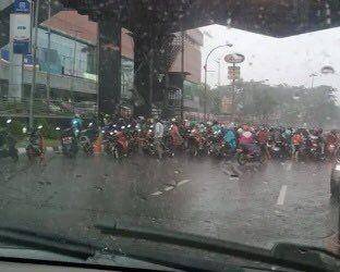 Sejumlah pemotor meneduh di bawah kolong jembatan/ TMC Polda Metro Jaya