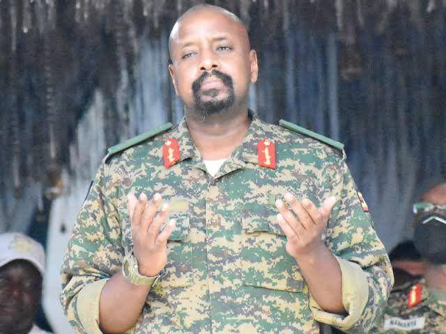 Muhoozi Kainerugaba, putra Presiden Uganda Yoweri Museveni. (Twitter.com/Andrew M. Mwenda)