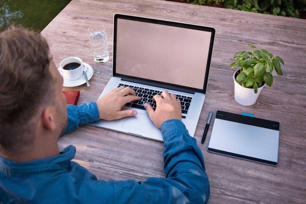 lelaki fokus bekerja (pixabay/lukasbieri)