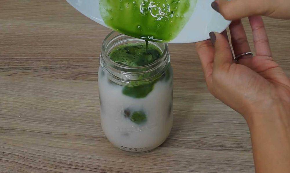 ilustrasi membuat matcha latte (YouTube.com/Sasha Colina)