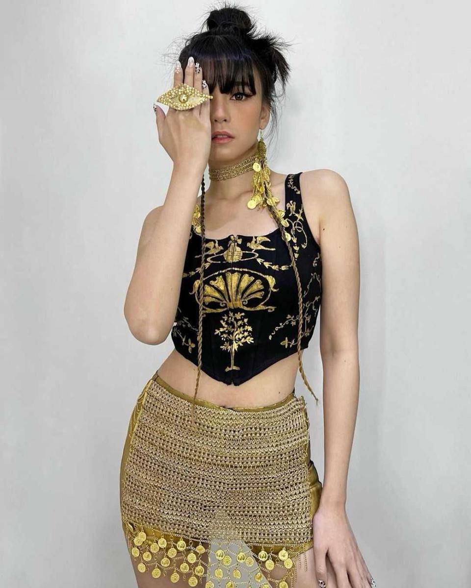Inspirasi konsep outfit MV Lalisa (instagram.com/tamaradai)