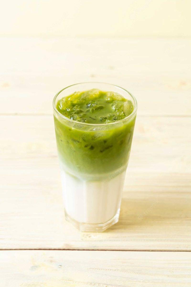matcha latte ice (freepik.com/topntp26)