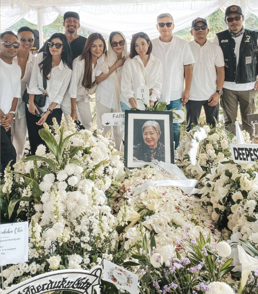 potret Gisella Anastasia di pemakaman ibu Gading Marten (instagram.com/gadiiing)