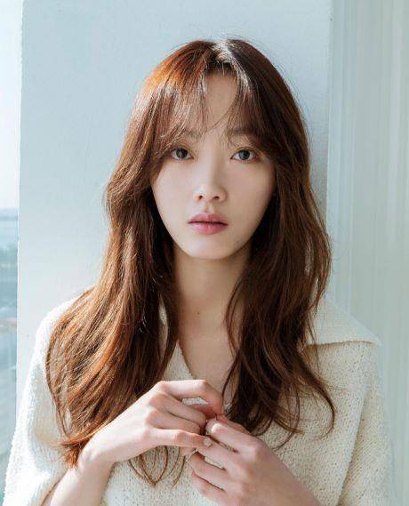 artis korea dengan gaya rambut curtain bangs (instagram.com/leeyoum262)