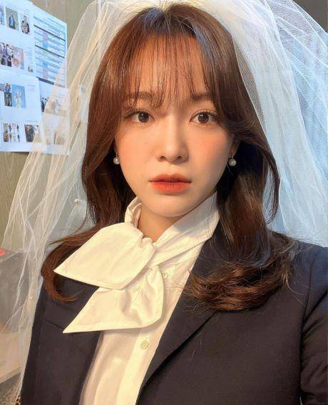 artis korea dengan gaya rambut front layer (instagram.com/clean_0828)