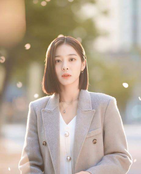 artis korea dengan gaya rambut pixie (instagram.com/_seorina)