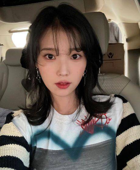 artis korea dengan gaya rambut shaggy (instagram.com/dlwlrma)