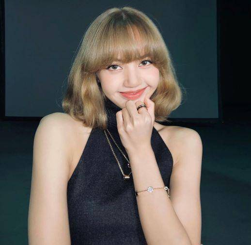 artis korea dengan gaya rambut wavy bob (instagram.com/lalalalisa_m)