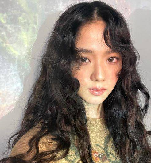 artis korea dengan gaya rambut jelly perm (instagram.com/sooyaaa__)