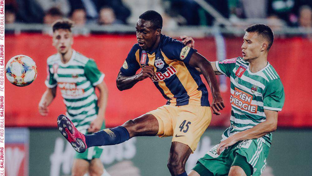 Aksi Enock Mwepu saat melakoni pertandingan bersama RB Salzburg. (twitter.com/redbullsalzburg)