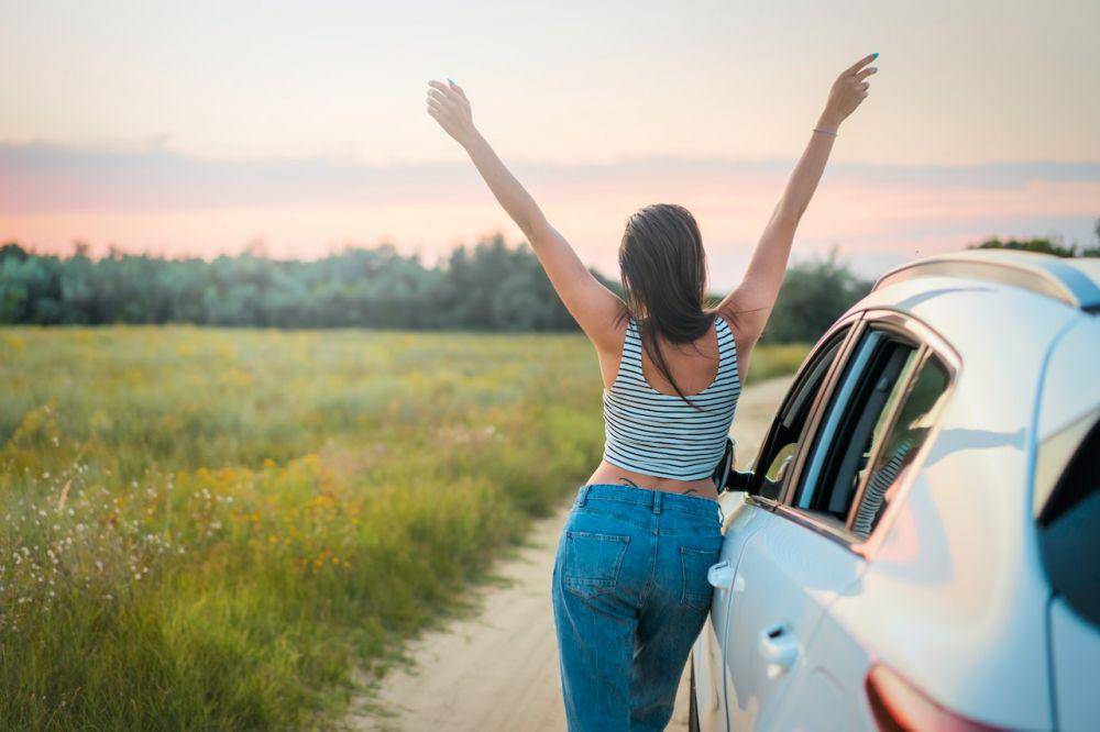 ilustrasi perempuan traveling (pexels.com/Oleksandr Pidvalnyi)