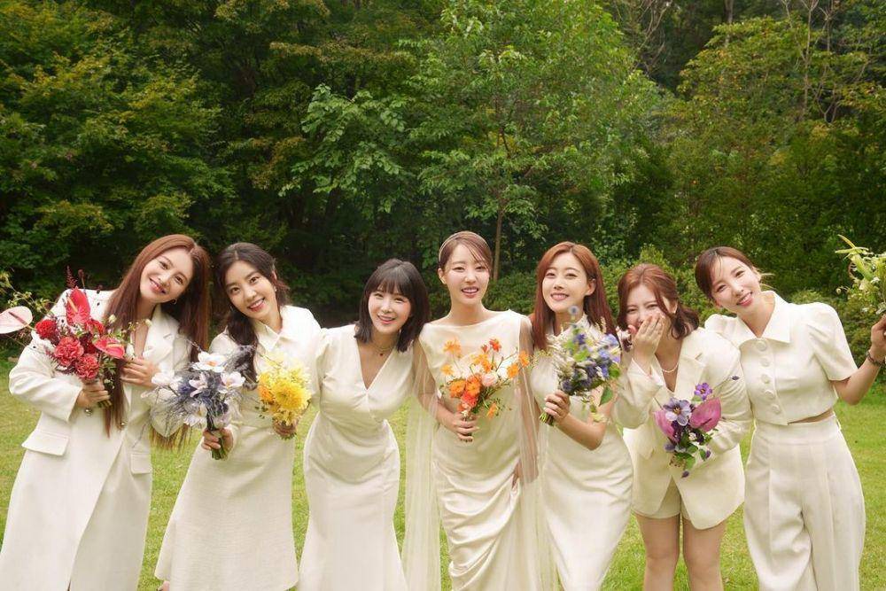 potret kebersamaan member Rainbow di pernikahan Go Woori (instagram.com/rainbowoori)