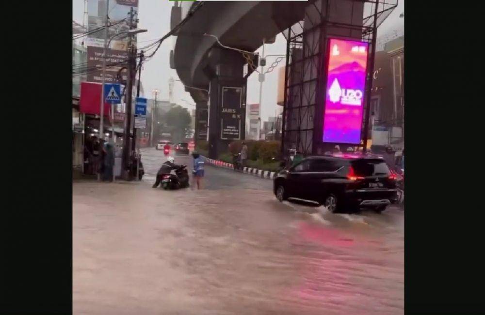Banjir akibat hujan deras di Fatmawati, Jakarta Selatan sore ini, Selasa (4/10/2022). (instagram.com/jktinfo/@ranikusuma @radityafarizarrizal)
