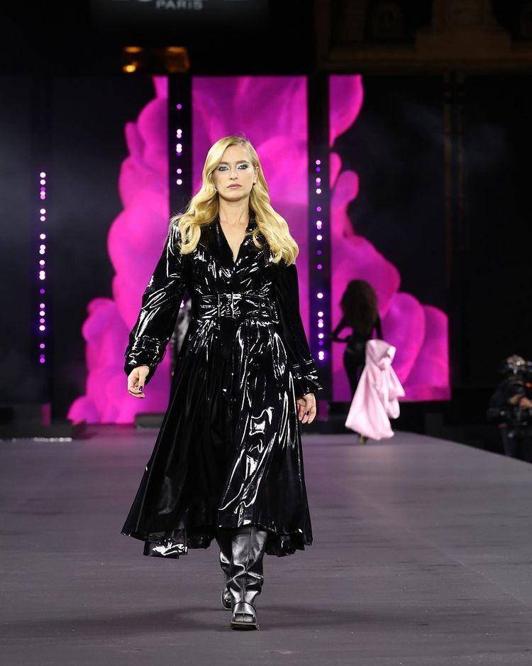 Gaya artis di Paris Fashion Week by L'Oréal Paris (instagram.com/lorealparis)