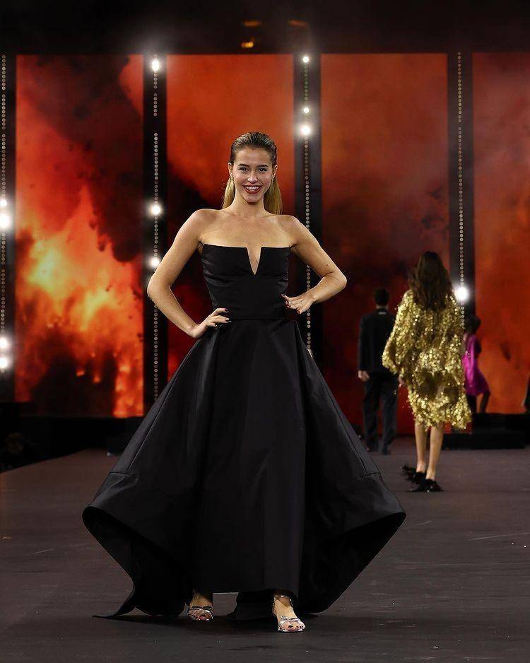 Gaya artis di Paris Fashion Week by L'Oréal Paris (instagram.com/lorealparis)