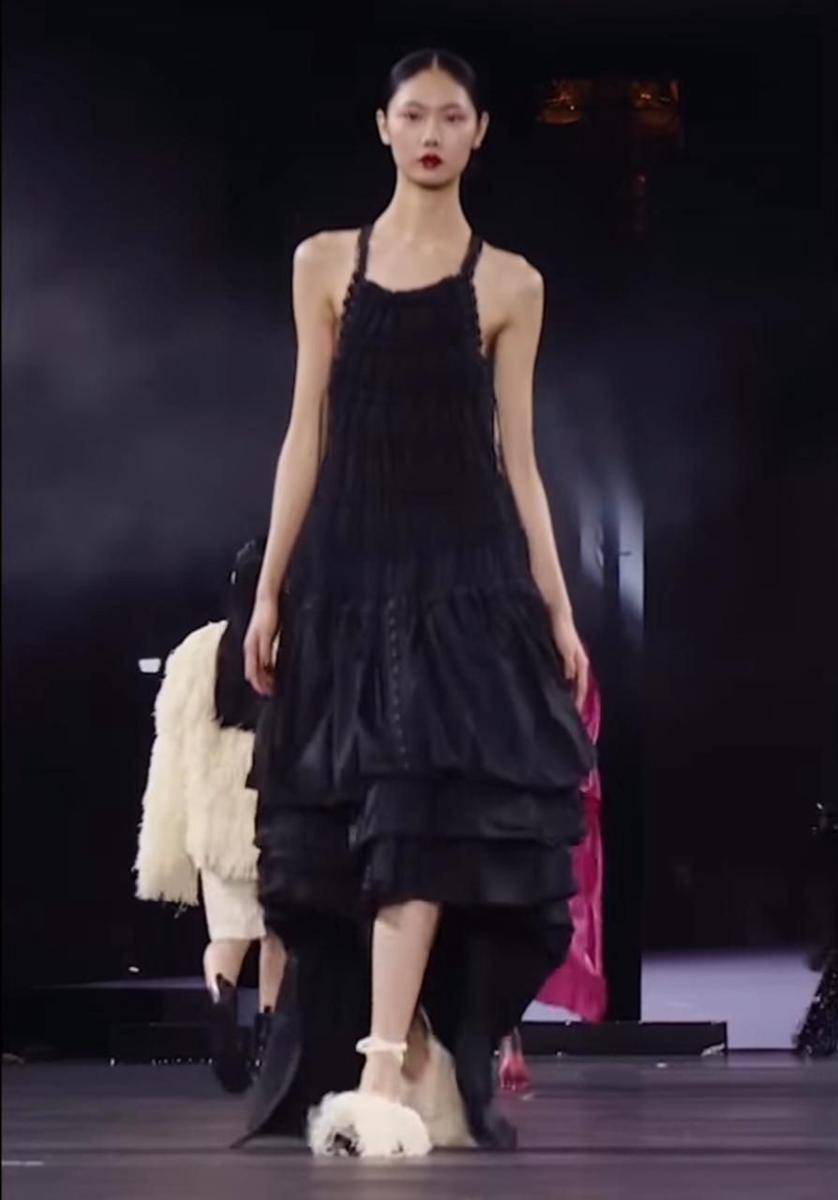 Gaya artis di Paris Fashion Week by L'Oréal Paris (instagram.com/lorealparis)
