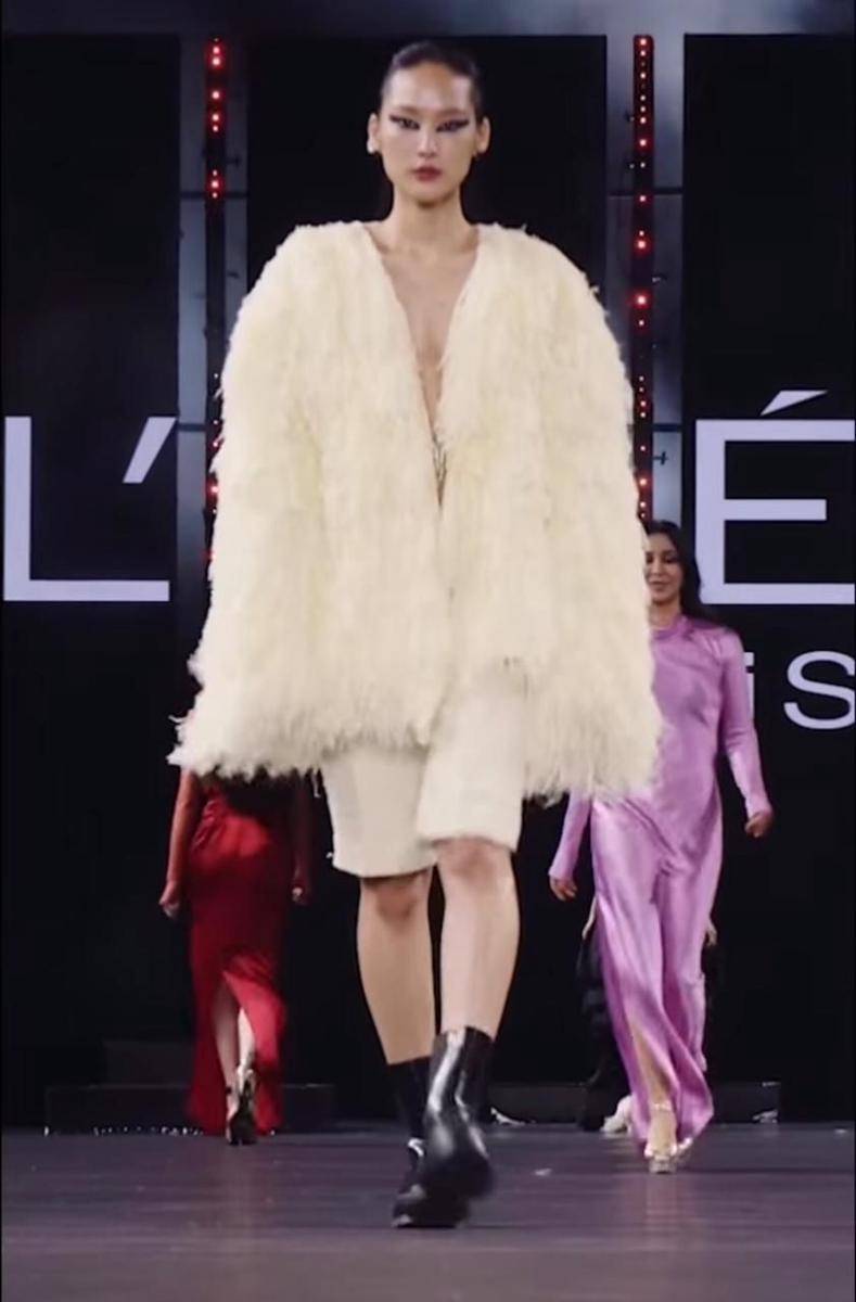 Gaya artis di Paris Fashion Week by L'Oréal Paris (instagram.com/lorealparis)