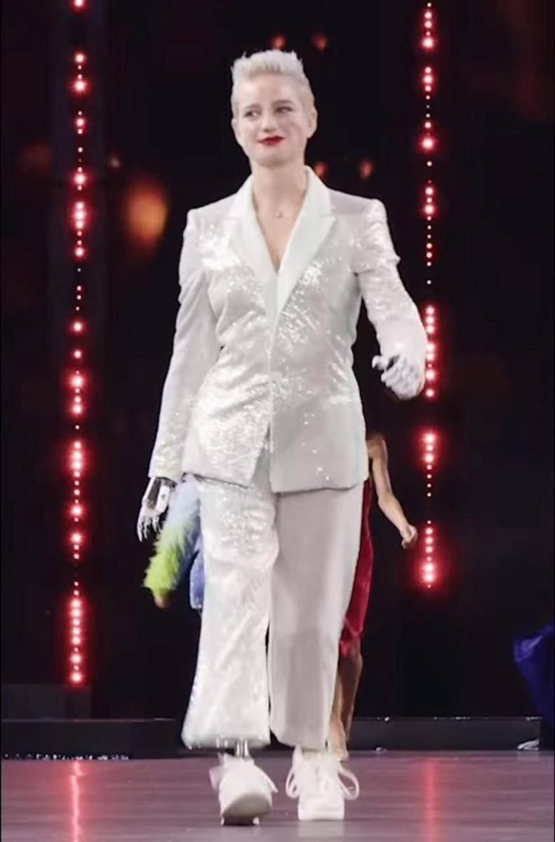 Gaya artis di Paris Fashion Week by L'Oréal Paris (instagram.com/lorealparis)