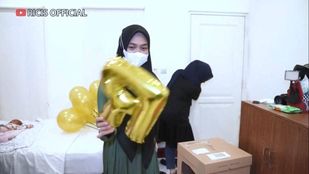 potret kejutan ultah Teuku Ryan (youtube.com/ricisofficial1795)
