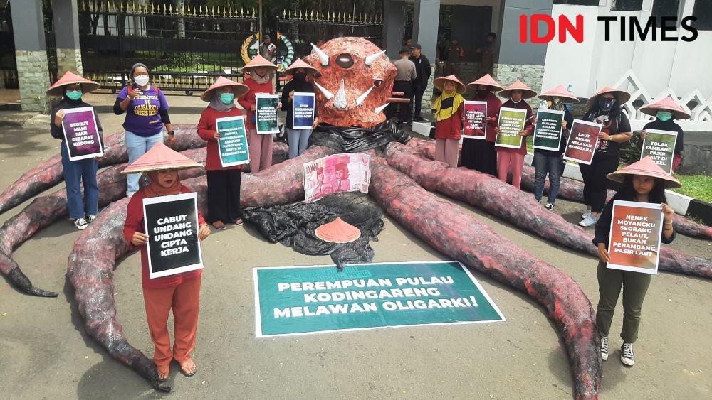 Demo Pemprov, Perempuan Kodingareng Demo Bawa 'Gurita Oligarki'