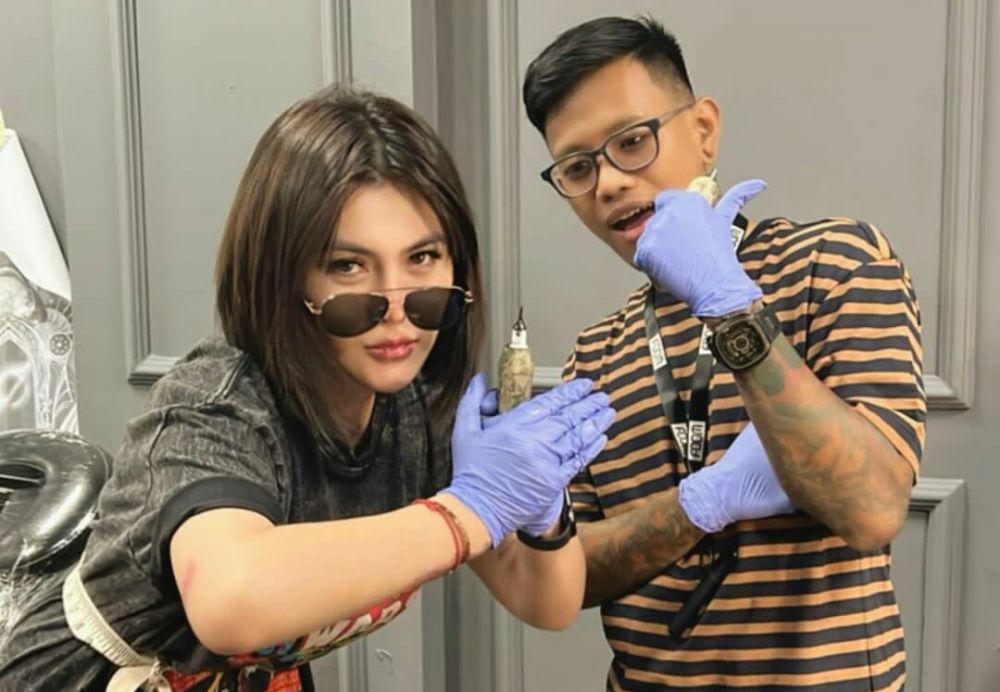 9 Potret Menggoda Angela Lee dengan Balutan Tato!