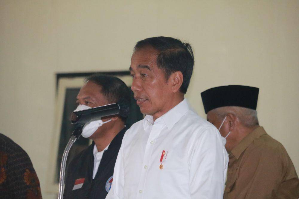 Presiden Joko Widodo saat memberikan keterangan di Stadion Kanjuruhan. IDN Times/Alfi Ramadana