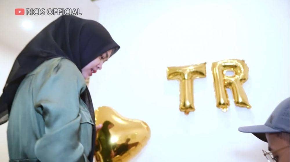 potret kejutan ultah Teuku Ryan (youtube.com/ricisofficial1795)