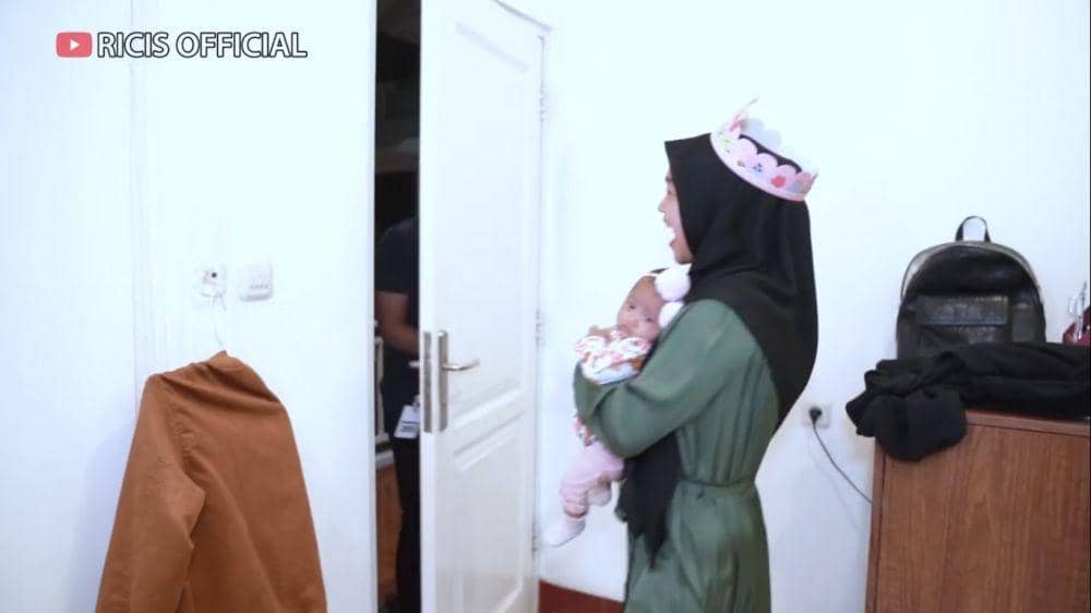 potret kejutan ultah Teuku Ryan (youtube.com/ricisofficial1795)