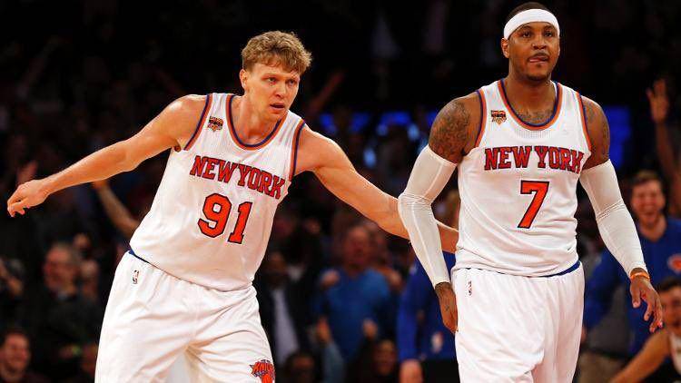 Mindaugas Kuzminskas (kiri) dan Carmelo Anthony (twitter.com/MKuzminskas)