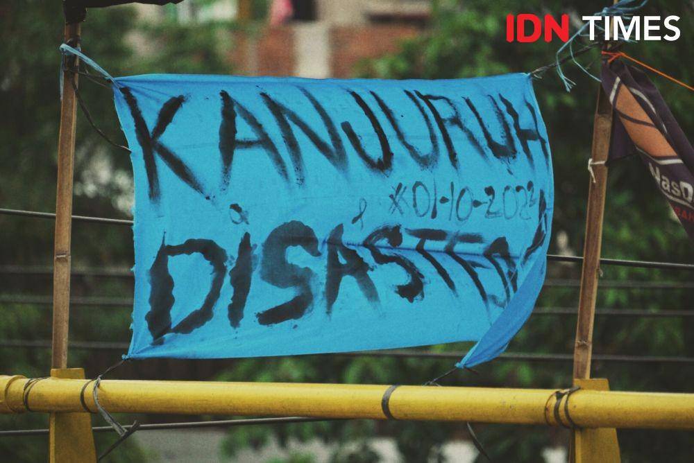 Berbagai spanduk duka cita dan dukungan untuk korban Kanjuruhan bertebaran di kota Malang. (IDN Times/Gilang Pandutanaya)