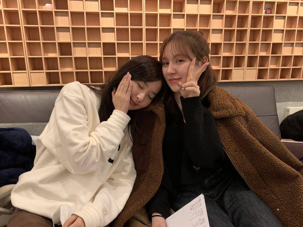 potret Seulgi dan Wendy Red Velvet untuk video recording behind "Bestfriend" (twitter.com/rvelites)