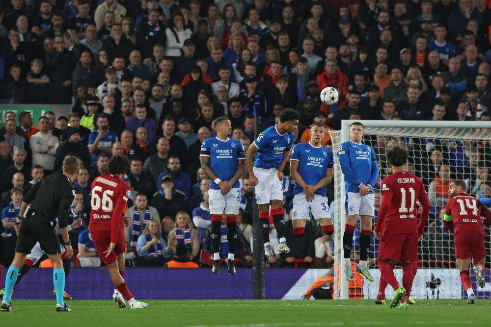 Trent Alexander-Arnold ketika mencetak gol ke gawang Rangers pada matchday ketiga Champions League 2022/2023. (twitter.com/ChampionsLeague)
