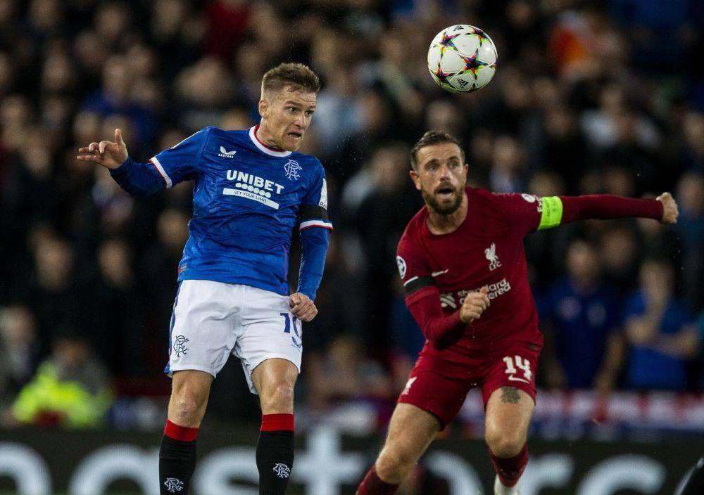 Aksi Steven Davis dan Jordan Henderson dalam pertandingan Liverpool melawan Rangers pada matchday ketiga Champions League 2022/2023. (twitter.com/RangersFC)
