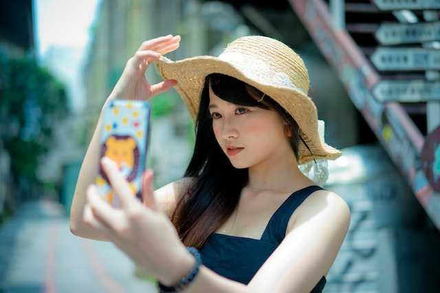 ilustrasi wanita selfie (pexels.com/ Tommy Huang)