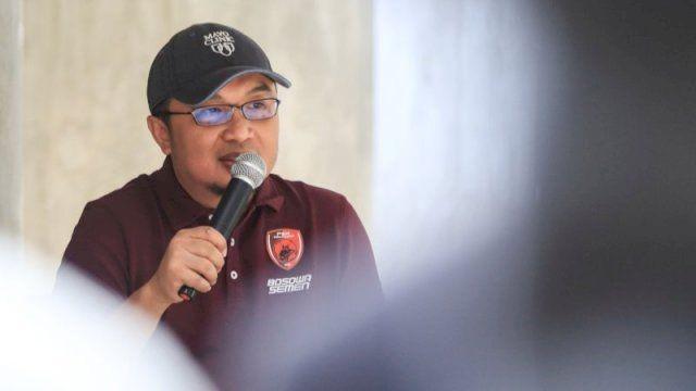 Direktur Utama PSM, Sadikin Aksa, berbicara dalam acara jumpa pers di Cafe Floom Makassar pada 2 Oktober 2022. (Dok. Ofisial PSM Makassar)
