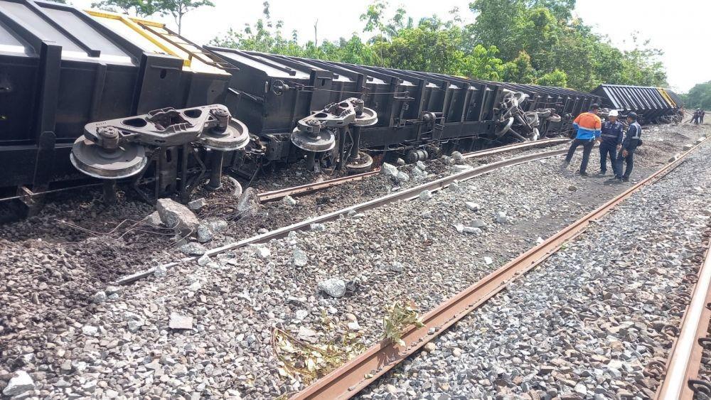 8 Gerbong Kereta Api Babaranjang Anjlok di Muara Enim