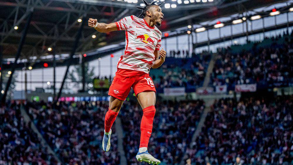 Christopher Nkunku merayakan golnya. (twitter.com/rbleipzig)