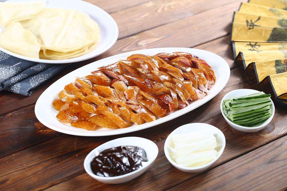ilustrasi bebek peking dengan sayur dan pancake (pixabay.com/FuReal)
